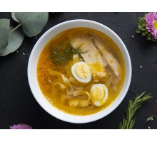 Куриный суп с домашней лапшой и яйцом