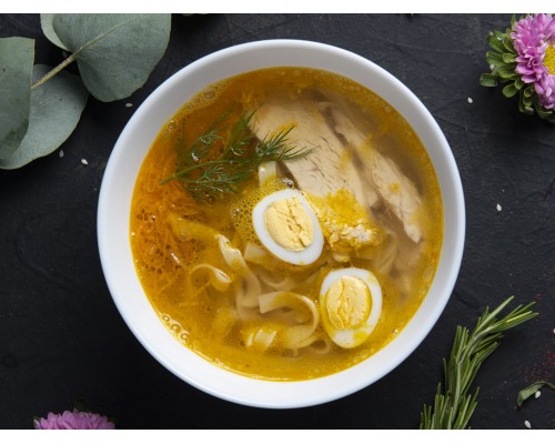 Куриный суп с домашней лапшой и яйцом